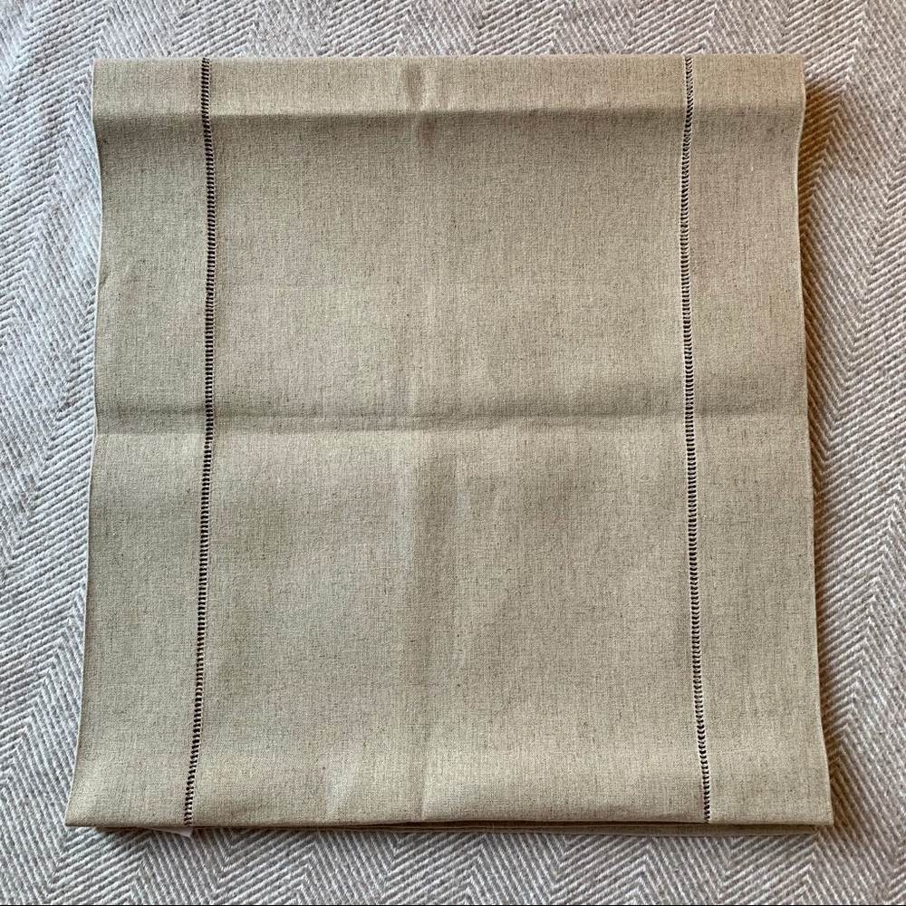 NWT Handmade R Embroidered Linen Table Runner - Picture 3 of 8